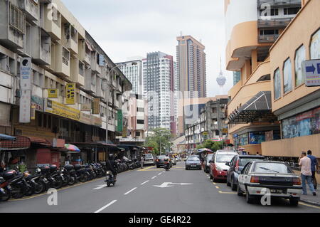 Pudu, Kuala Lumpur, Malaysia. Gebäude zu sehen sind alte Geschäftshäuser, einer Eigentumswohnung, Berjaya Times Square, KL Tower und Pudu Plaza Stockfoto