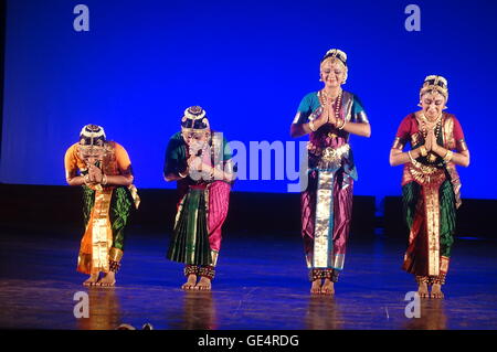 Dhaka, Bangladesch. 22. Juli 2016. Leistung der Tanzgruppe Papampara aus Kalkata im Nationalmuseum, Dhaka. Shadhona Shangskritik Mondoal planen 52. "Nupur Beje Jai" Event durchführen zu fördern. © MD Mehedi Hasan/Pacific Press/Alamy Live News Stockfoto