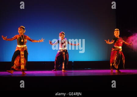 Dhaka, Bangladesch. 22. Juli 2016. Leistung der Tanzgruppe Papampara aus Kalkata im Nationalmuseum, Dhaka. Shadhona Shangskritik Mondoal planen 52. "Nupur Beje Jai" Event durchführen zu fördern. © MD Mehedi Hasan/Pacific Press/Alamy Live News Stockfoto