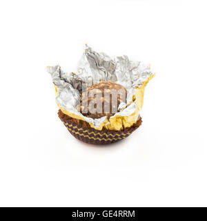 Süßen Schokokugeln mit Mandel eingehüllt in offenen Goldfolie Papier auf weißem Hintergrund Stockfoto