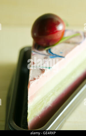 Ausgefallene Seife in Kuchenform mit Kirsch- und leeren Raum Stockfoto