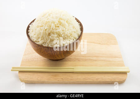 Schüssel mit Reis und Stäbchen auf Holz isoliert auf weiss Stockfoto