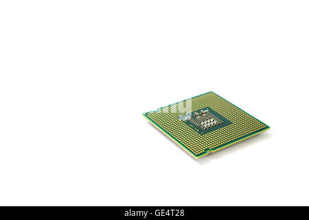 Close-up auf einem CPU-Mikrochip auf weißem Hintergrund isoliert ist Herz wichtig, Computer oder elektronische Schaltungen Stockfoto