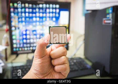 CPU mit Desktop-PC-Computer im Büro Hintergrund Hand in Hand. Soft-Fokus Stockfoto