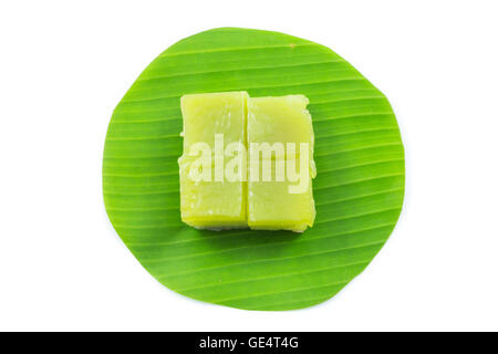 Art von Thai Zuckerbrot, Multi-Layer süßen Kuchen (Kanom Chan) auf Banane Blatt in weißem Hintergrund Stockfoto