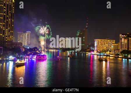 Feuerwerk am Chao Phraya River in Countdown Feier Party 2016 Bangkok Thailand Stockfoto