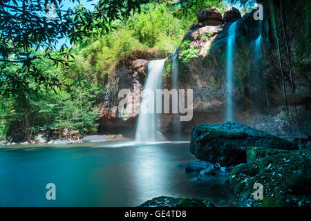 Erstaunlich schöne Wasserfälle im tiefen Wald am Haew Suwat Wasserfall im Nationalpark Khao Yai, Thailand Stockfoto