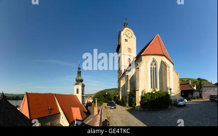 Krems an der Donau: Kirche der Hl. Nikolaus und ehemalige Kirche Frauenbergkirche (rechts) in Stein, Österreich, Niederösterreich, niedriger Stockfoto