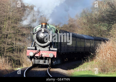 Geändert Halle Klasse Dampf Lok 6960 "Ravingham Hall" ziehen einen Zug auf der West Somerset Railway, England, UK. Stockfoto