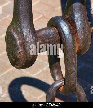 Nahaufnahme von rostigem Metall Schiff Anker mit Kettenglied im Freieneinstellung mit Backstein Hintergrund abstrahieren. Stockfoto