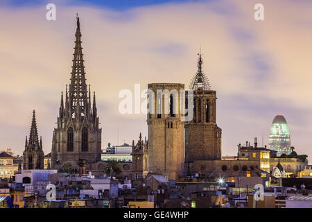 Kathedrale und Agbar Gebäude, Stadtbild, Barcelona, Katalonien, Spanien. Stockfoto