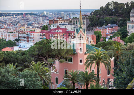 Gaudi House Museum - Casa Museu Gaudi und Skyline von Barcelona, im Park Güell, Barcelona, Katalonien, Spanien. Stockfoto