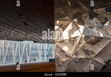 Museu Blau, Museum der Naturwissenschaften. Im Hintergrund Torre Diagonal Zero von Jacques Herzog und Pierre de Meuron entworfenen Gebäude Stockfoto