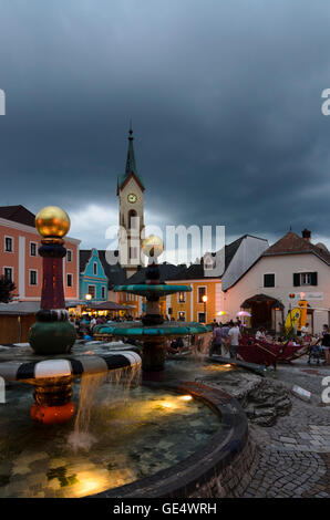 Zwettl: Hundertwasser Brunnen auf dem Hauptplatz in einem Stadtfest, im Hintergrund die Pfarrkirche, Österreich, Niederöster Stockfoto