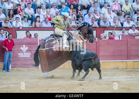 Picador Stierkämpfer, Lancer, deren Aufgabe es ist, schwächen Bull Nackenmuskulatur in der Stierkampfarena für Ubeda, Spanien Stockfoto