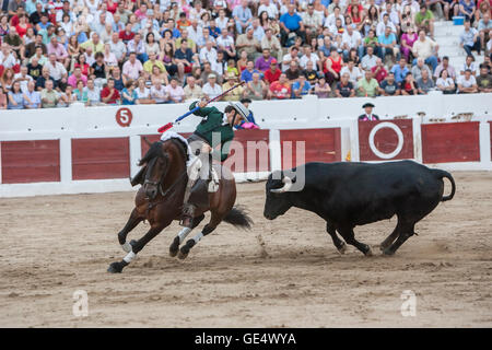 Linares, Spanien - august 31, 2011: Spanischer Stierkämpfer zu Pferd Diego Ventura Stierkampf zu Pferde, in Linares, Spanien Stockfoto