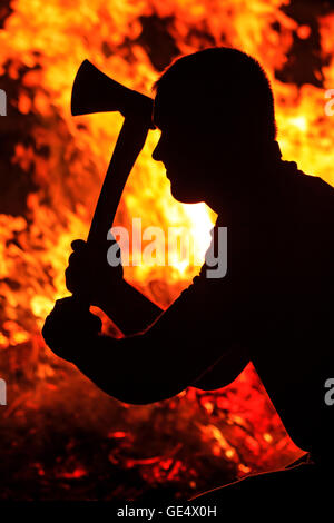 Mann mit einer Axt in der Hand Stockfoto