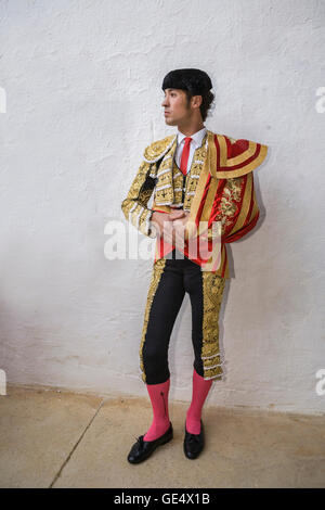 Spanischer Stierkämpfer Cesar Jimenez in der Gasse wartet an der Paseillo oder erste Parade Stierkampf in der Stierkampfarena von Jaen, Spanien Stockfoto