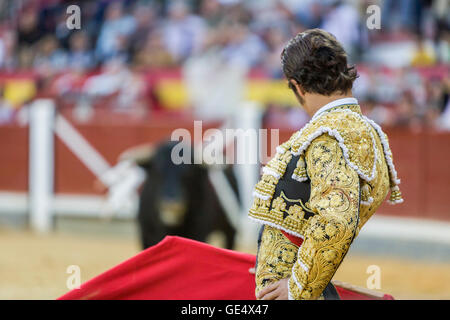 Spanischer Stierkämpfer Cesar Jimenez Stierkampf mit der Krücke in der Stierkampfarena von Jaen, Spanien Stockfoto