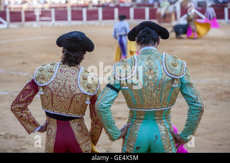 Spanischen Stierkämpfer suchen Stierkampf, der Torero auf der linken Seite in Anzug der Lichter der Farben rot und Gold gekleidet und die Stockfoto