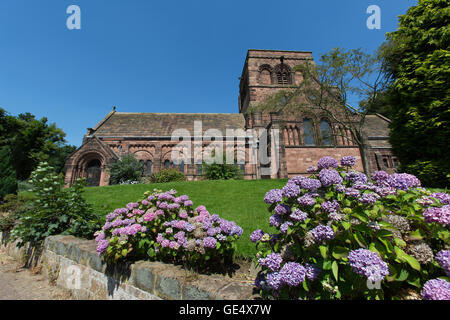 Dorf von Thornton Hough, Cheshire, England. Malerische Aussicht auf die südliche Höhe des Str. Georges Kirche. Stockfoto