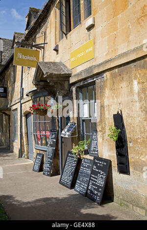 Toke der High Street Deli Essen und Wein shop Chipping Campden UK Stockfoto