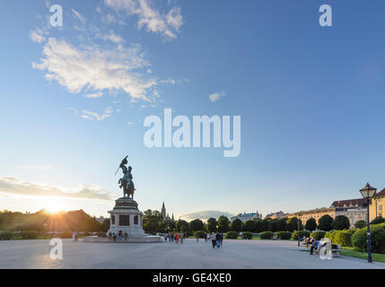 Wien, Wien: Equestrian Statue von Erzherzog Karl am Heldenplatz bei Sonnenuntergang, im Hintergrund das Rathaus, das Burgtheater ein Stockfoto