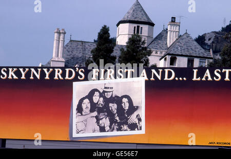 Lynyrd Skynyrd vor- und Nachnamen Plakatwand am Sunset Strip nach Flugzeugabsturz ihr Leben mehrere Bandmitglieder circa 1977 nahm Stockfoto