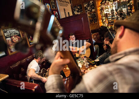 Musiker spielen in einer Kneipe, in der Stadt Cork im Süden Irlands Stockfoto