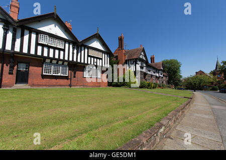 Dorf Port Sunlight, England. malerische Sommer Blick auf die Port Sunlight Park Road. Stockfoto