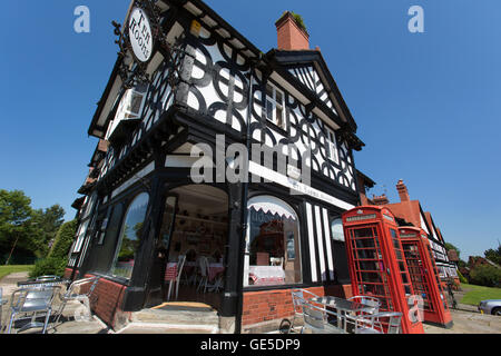 Dorf von Port Sunlight, England. Grayson und Ould entwarf ehemaligen Dorf Post, jetzt die Tudor Rose Tea Rooms. Stockfoto