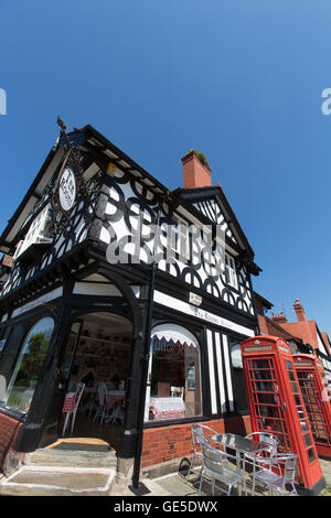 Dorf von Port Sunlight, England. Grayson und Ould entwarf ehemaligen Dorf Post, jetzt die Tudor Rose Tea Rooms. Stockfoto