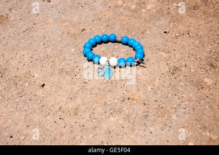 Blaue Perle Armband auf Stein Hintergrund Stockfoto