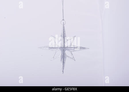 Weihnachtsdekoration auf neutralem Hintergrund Stockfoto