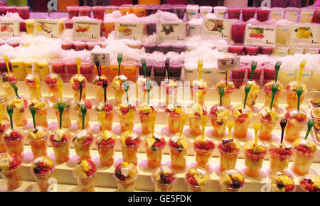 Geschnittene Früchte in der Boqueria, Barcelona, Katalonien, Spanien Stockfoto