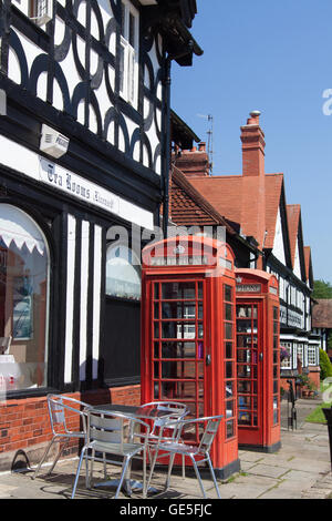 Dorf von Port Sunlight, England. Paar von Sir Giles Gilbert Scott entworfen K6 Telefonzellen. Stockfoto