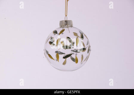 Weihnachtsdekoration auf neutralem Hintergrund Stockfoto