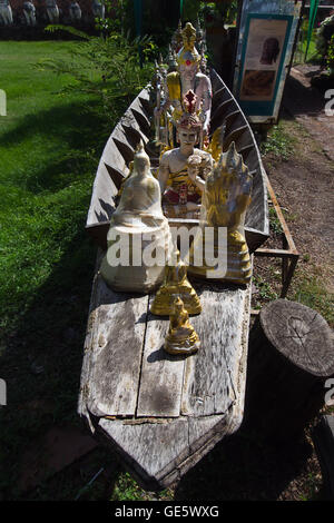 Einsiedler und Eremiten Figur-Serie in einem Holzboot vor Wat Tam Migarat, Ayutthaya Thailand Stockfoto
