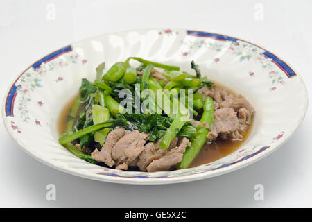 Kale gebraten in Austernsauce mit Schweinefleisch (berühmte thai-Küche) Stockfoto