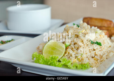 Gebratener Reis und Frühlingsrolle mit Schweinefleisch-Suppe (berühmte thailändische) serviert Stockfoto