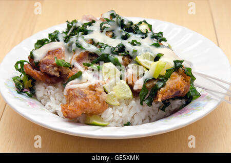 Gebratenes Huhn mit Zitronen-Sauce serviert mit Kraut über Reis (berühmte thai-Küche) Stockfoto