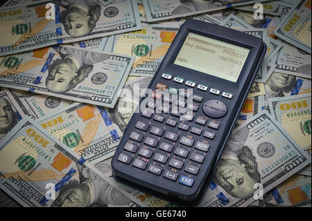 Rechner und hundert Bils, Erfolg-Business-Konzept Stockfoto