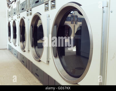 Industrielle Waschmaschinen im Waschsalon Stockfoto