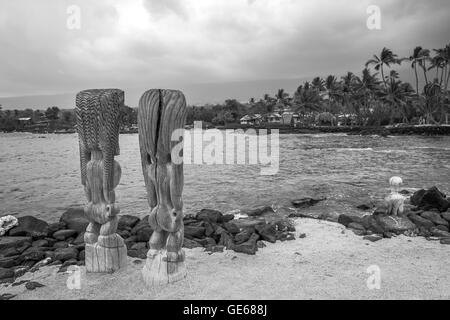 Alten Tiki Holzschnitzereien am Strand entlang Stockfoto