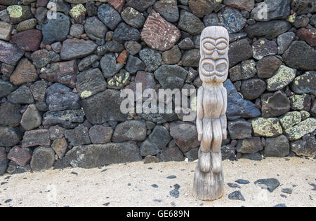 Alten Tiki Holzschnitzereien am Strand entlang Stockfoto