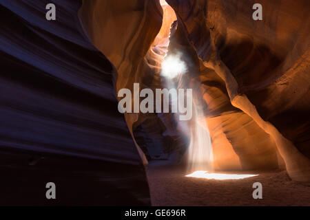 Unsichtbare Lichtstrahl unterirdisch, Upper Antelope Slot Canyon, Page Arizona Stockfoto