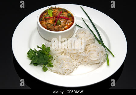 Thai Red Rindfleisch curry, Reisnudeln auf schwarzem Hintergrund Stockfoto