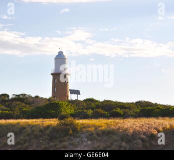 Woodman Point Leuchtturm mit Kalkstein Backstein und weißen Laternenraum mit Balkon hinter einer Wiese in Western Australia. Stockfoto