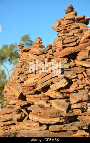 Nahaufnahme von rock Cairns (künstlichen Stein Stacks) unter blauem Himmel im Outback Queensland, Australien Stockfoto