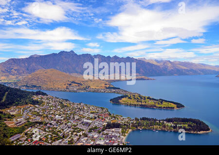 Malerischen Blick auf Queenstown und umliegenden Gebirge (The Remarkables) an den Ufern des Lake Wakatipu, Neuseeland Stockfoto